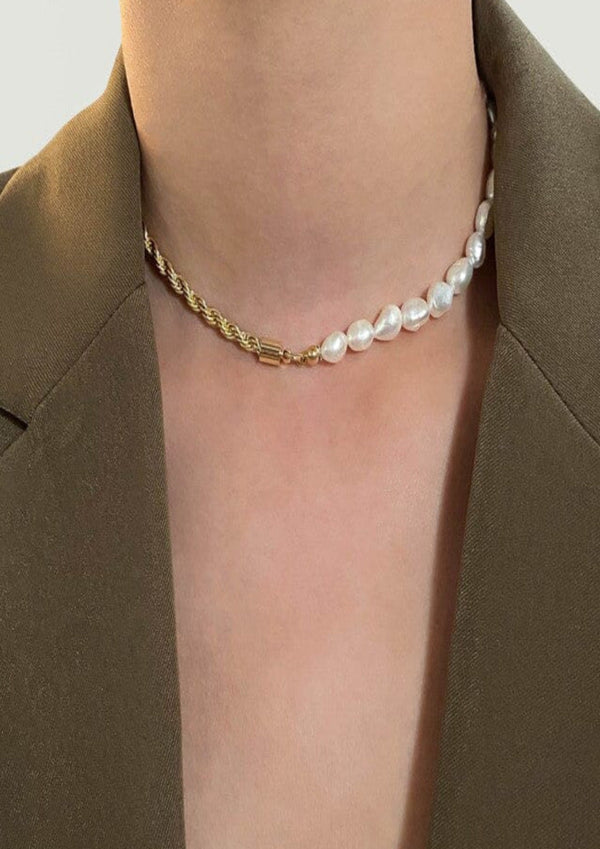 CLAVICLE PEARL NECKLACE